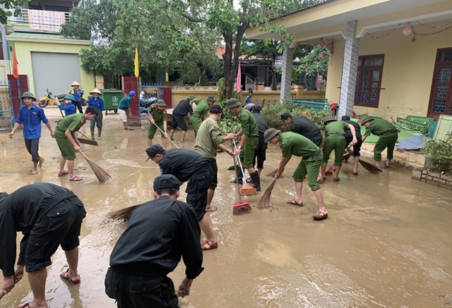 Thủ tướng Chính phủ: Tập trung khắc phục hậu quả mưa lũ, không để người dân thiếu đói, không có chỗ ở - Ảnh 2.